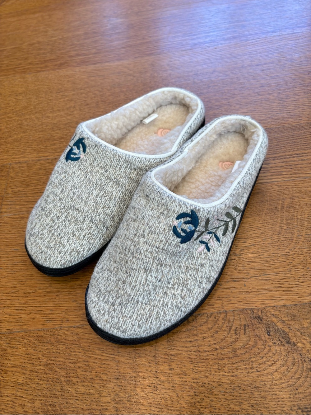 Acorn Women's Heather Beige Slip-On Slippers with Blue Floral Stitching